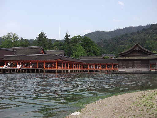 満潮時の厳島神社回廊