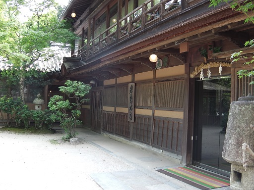宮島の老舗旅館岩惣の玄関
