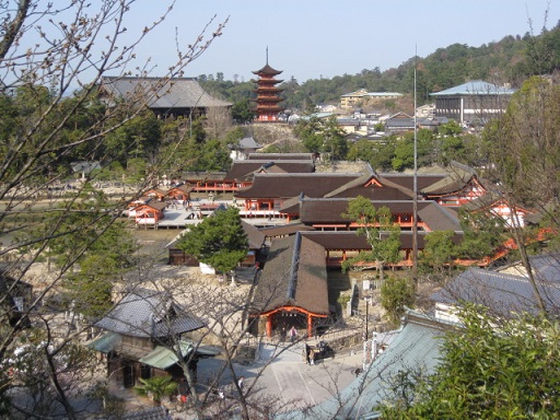 多宝塔から見た厳島神社と五重塔