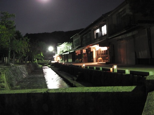 月明かりに照らされる宮島の小路